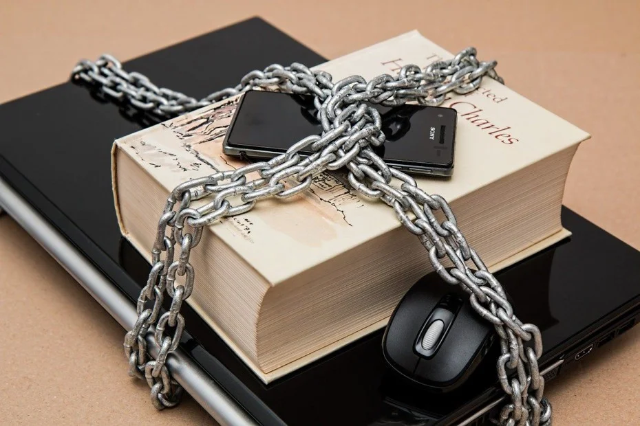 Censura, llibre i ordenador encadenats