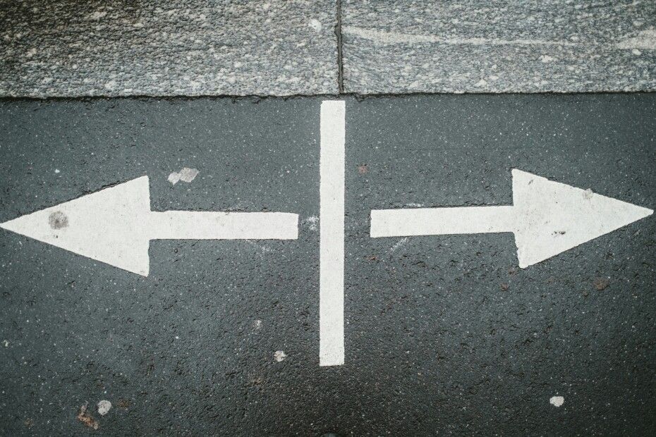 Dos direccions contràries pintades en asfalt